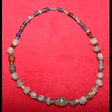 Collier en perles de verre, Perse